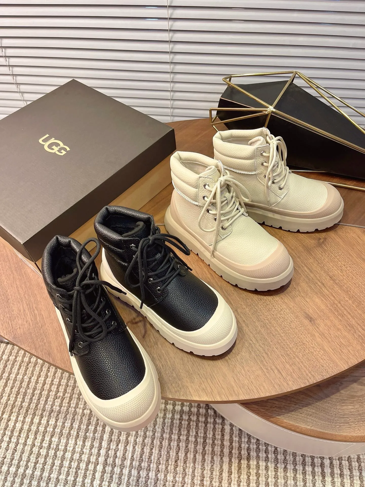 【UGG】 P: 600💰 Couple shoes Size: Women’s size 35-40 / Men’s size 40-44 UGG Tasman Weather Hybrid slip-on snow boots👢 Wang Yibo's same style 👏 adds a large orange sole to the classic Tasman shoe style, functional color contrast design, environmentally friendly waterproof and snowproof material, which has both fashionable and functional attributes. At the same time, it is paired with the new UGG furry shoes Keen's furry color-blocking jacket. Bright orange and maroon collide to create a new light outdoor style and open up a new travel experience in early autumn! Using the best materials, the 17mm fur integrated surface is warmer and breathable, and the outsole is upgraded to a lightweight and wear-resistant light wing technology outsole!